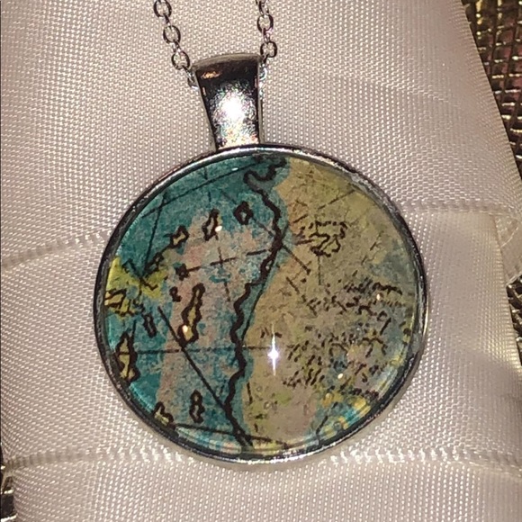 Glass map pendant - Picture 2 of 2